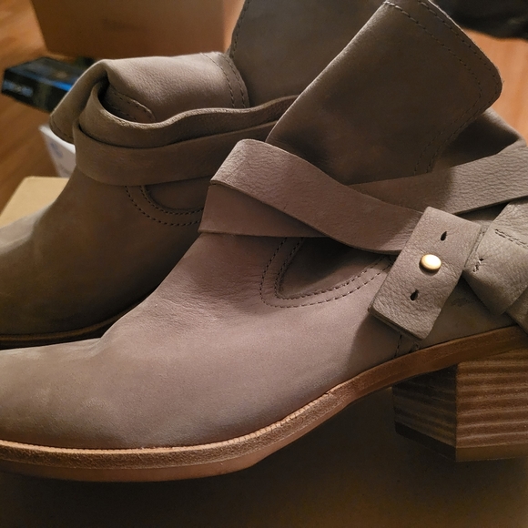 Ugg Elora Boot - Picture 2 of 2
